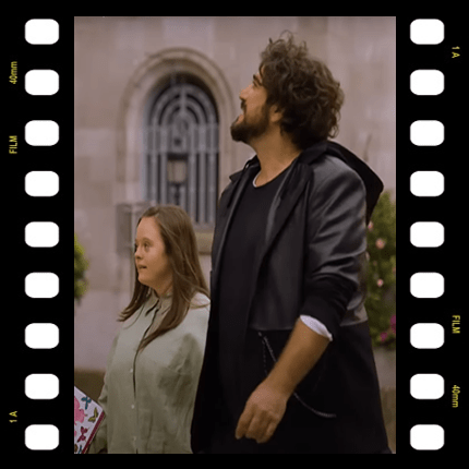 Piel con piel (2022)